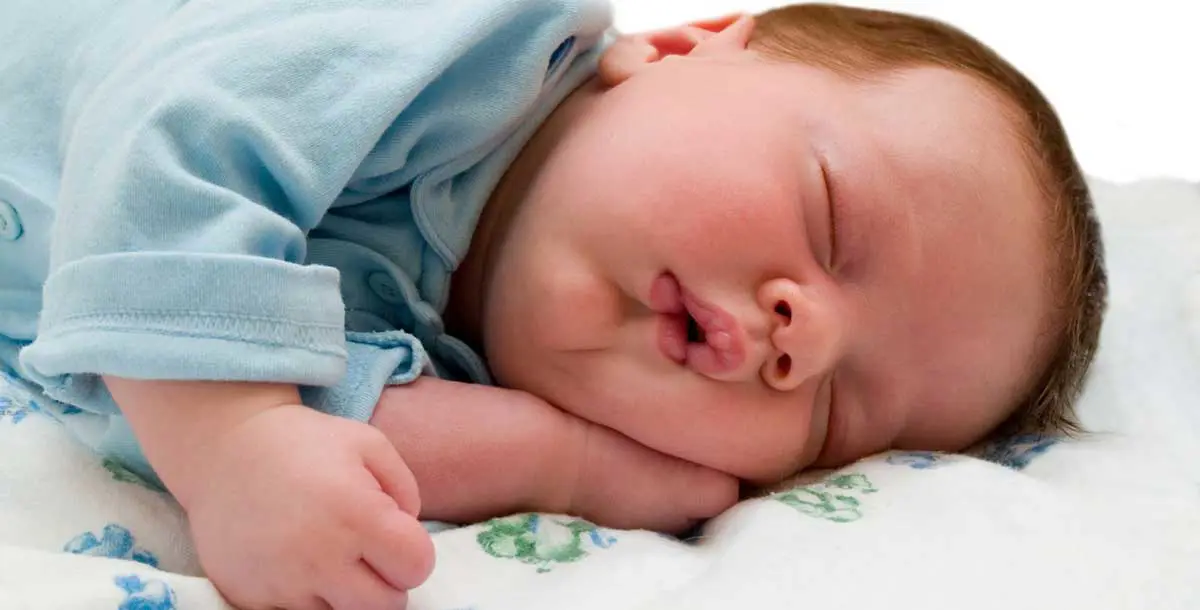كيف يمكن تدريب الأطفال الرضع على النوم في الليل؟