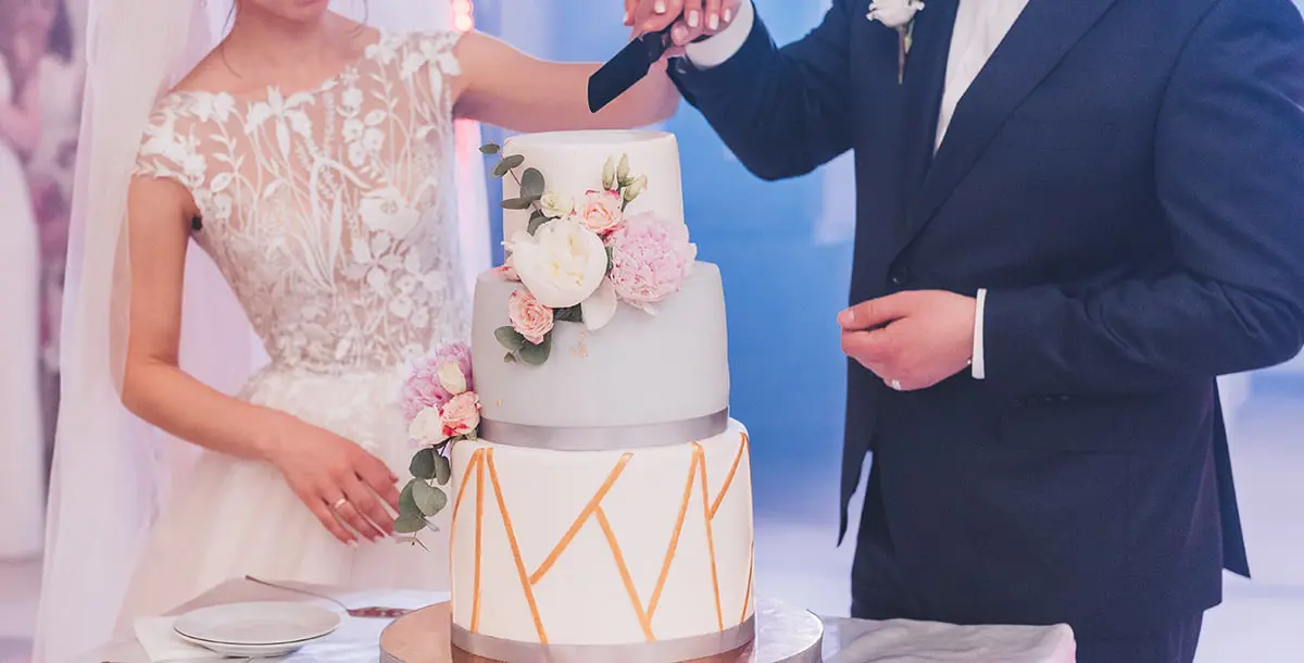 لعروس 2019.. إليك صيحات كعكة زفافكِ بأشكال وألوان مذهلة.. لا تفوّتيها!