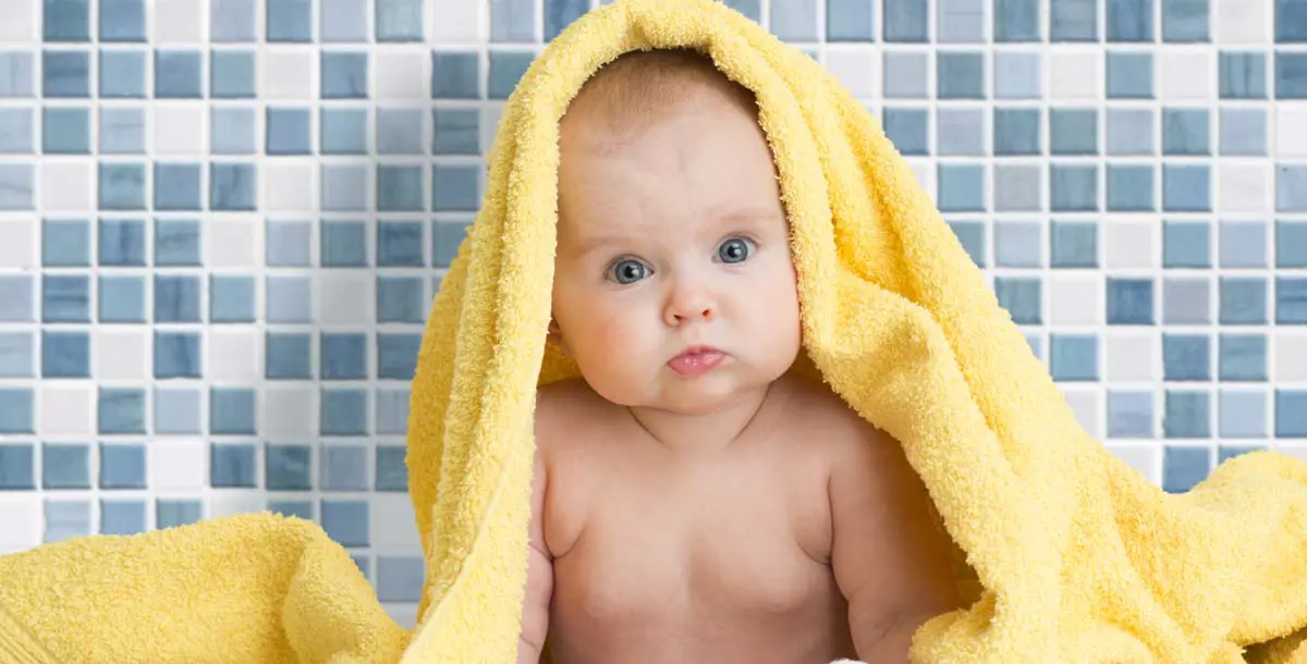 متى يجب غسل شعر طفلكِ الرضيع؟
