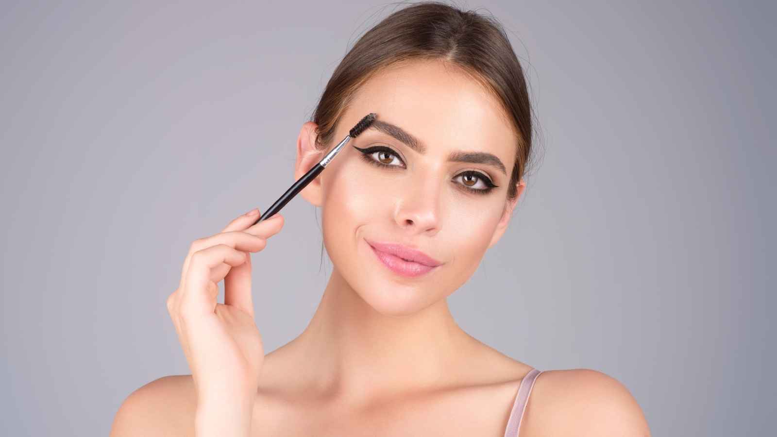تحديد الحواجب.. فنّ يحتاج منتجات جيدة