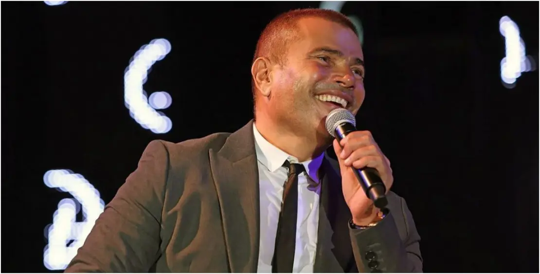 عمرو دياب يسقط على المسرح خلال حفله الغنائي بمصر 