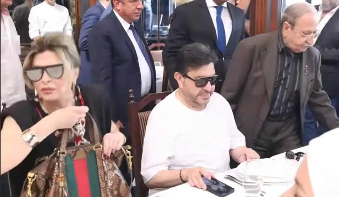 هاني شاكر مع هاتفه