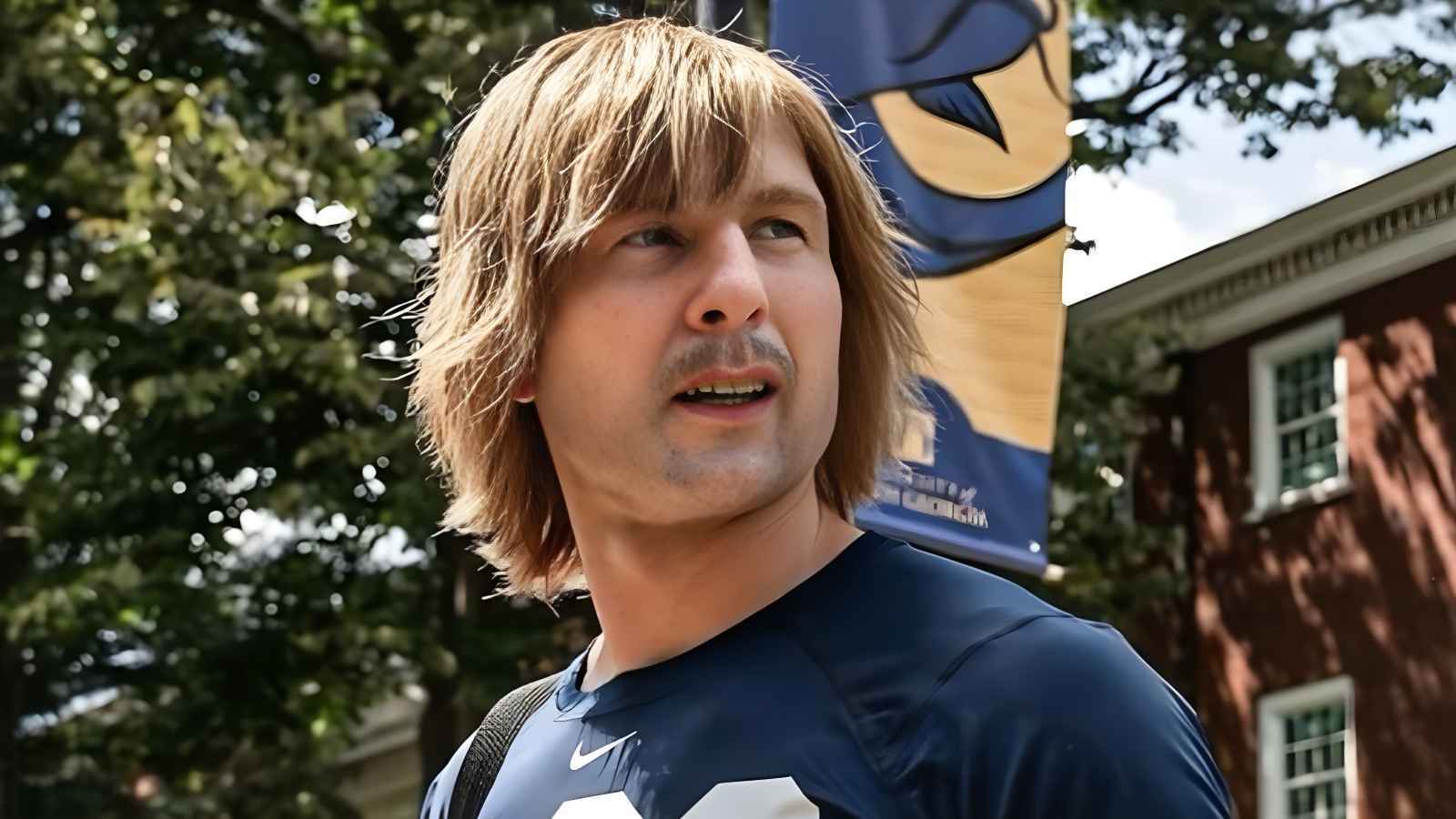 غلين باول في مسلسل "Chad Powers"