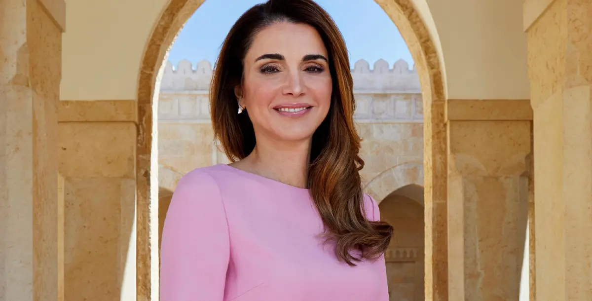 الملكة رانيا تأسر القلوب بإطلالتها الناعمة