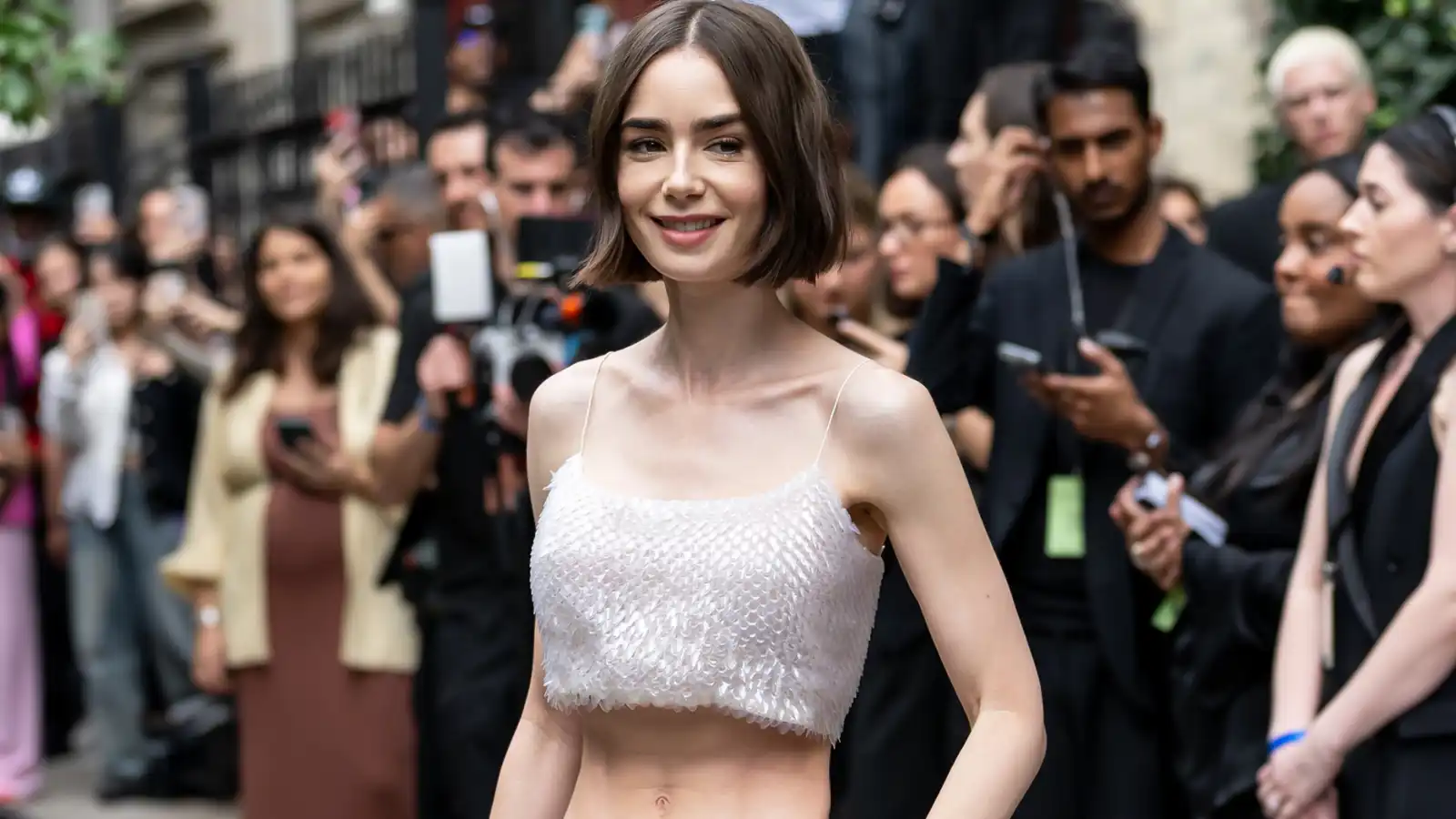 ليلي كولينز تثير الجدل بنحافتها في عرض Calvin Klein