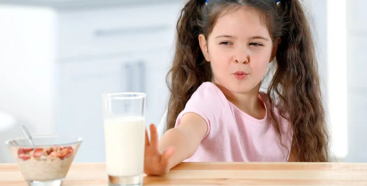 طفلكِ لا يحبّ شرب الحليب على الإطلاق.. كيف تحضّرينَ بدائل عنه؟