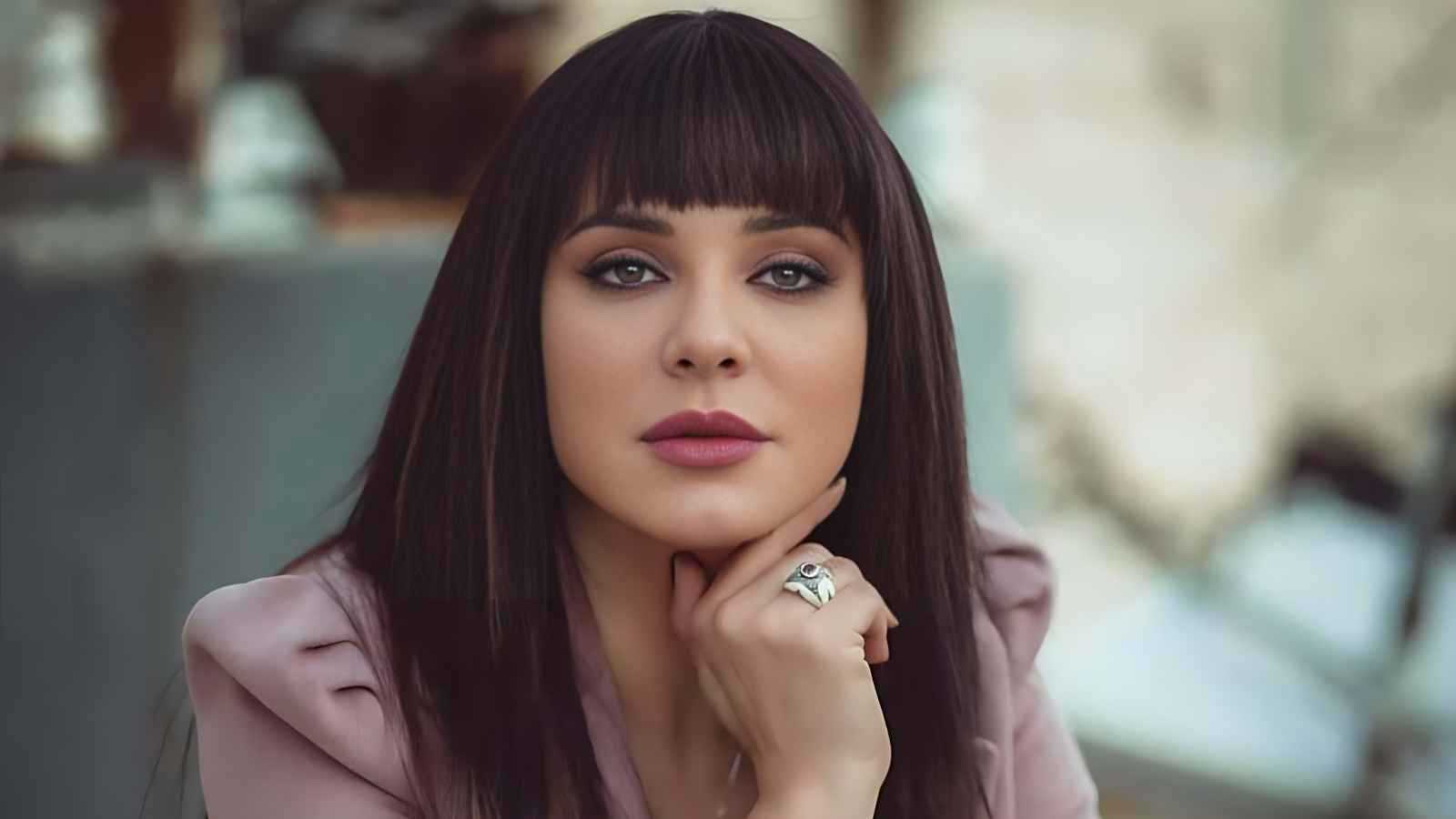سلاف فواخرجي توجه رسالة قوية ردًّا على الشتائم