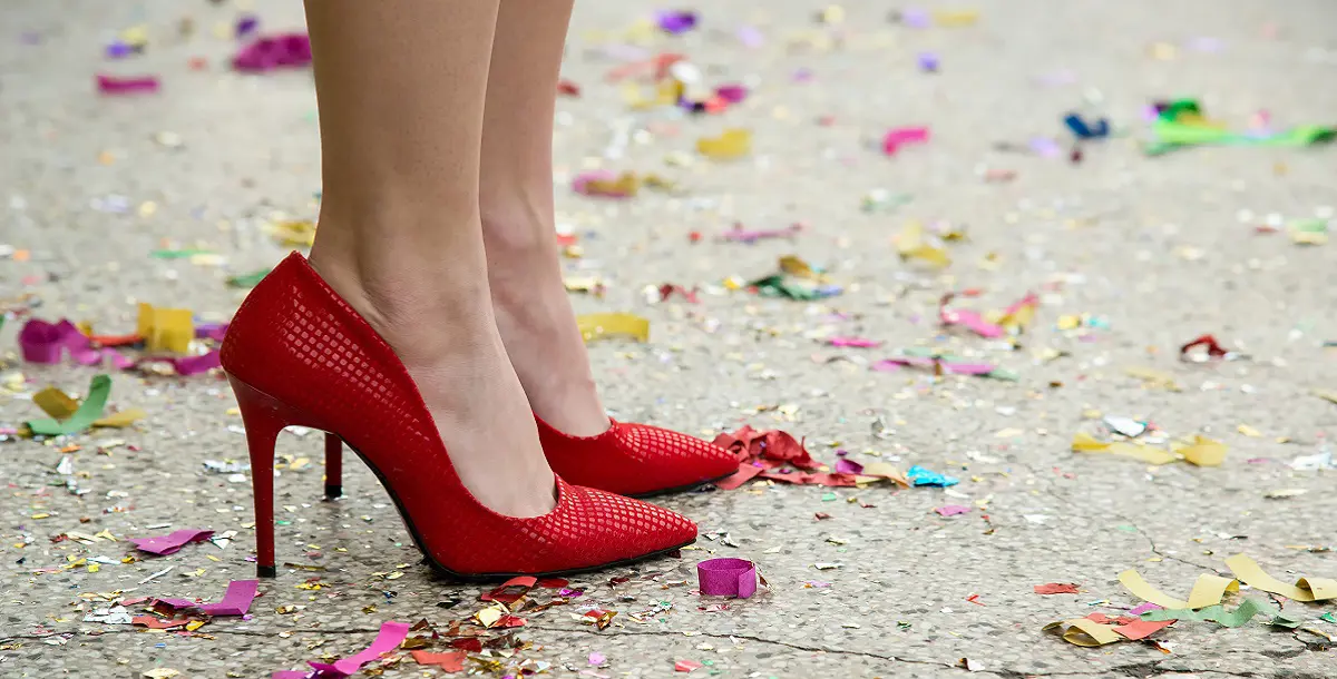 بالصور.. كيف ترتدينَ "الحذاء الأحمر" على طريقة مدوّنات الموضة؟