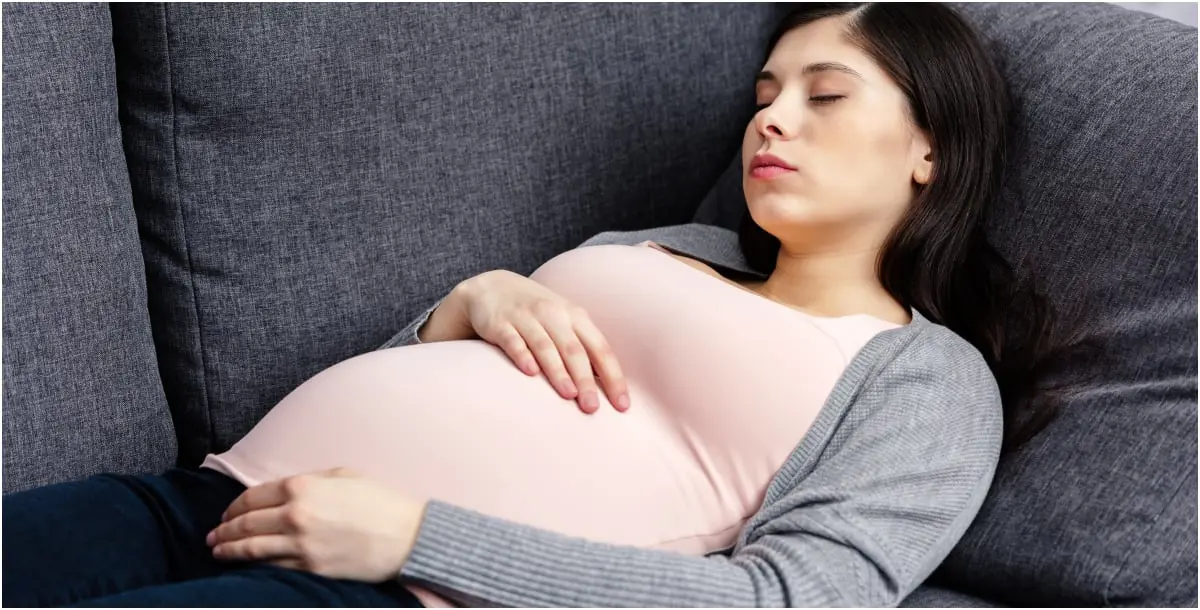 النومُ على الظهر أثناء الحمل.. هكذا يُؤثّر على وزن الجنين!