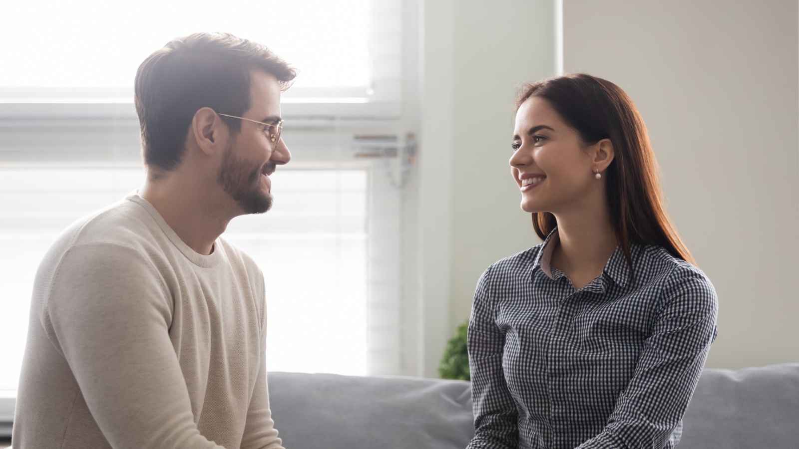 8 علامات تدل على أن الرجل يحبك بصدق