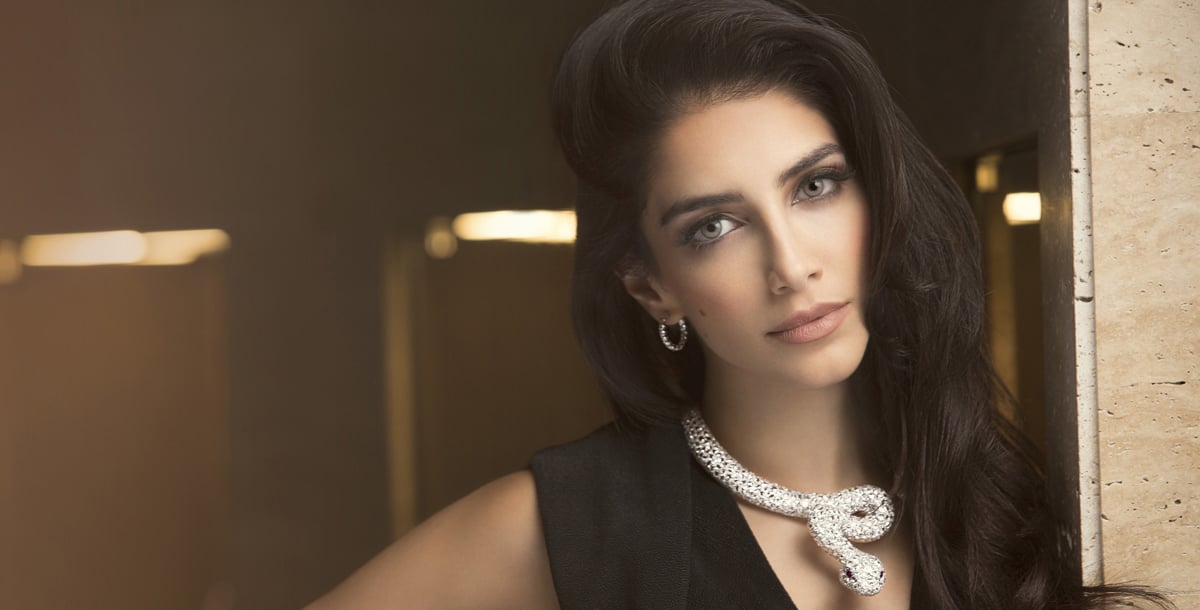 أناقة جيسيكا قهواتي بين الأبيض والأسود في أسبوع نيويورك للموضة