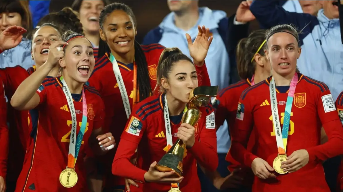 قُبلة تنغص احتفالات منتخب إسبانيا للسيدات بالتتويج بكأس العالم