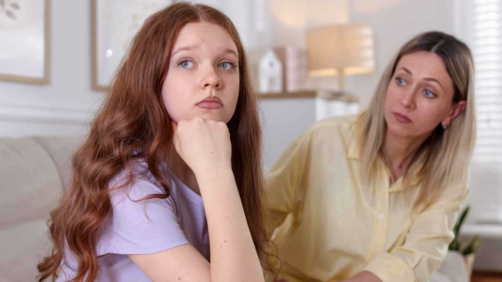 بين مراهقة تريد الحرية وأم تخاف عليها