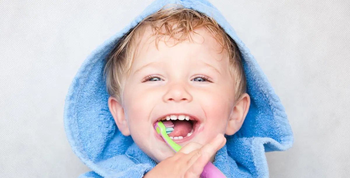 اعتنِ بأسنان طفلك اللبنية بهذه الطرق