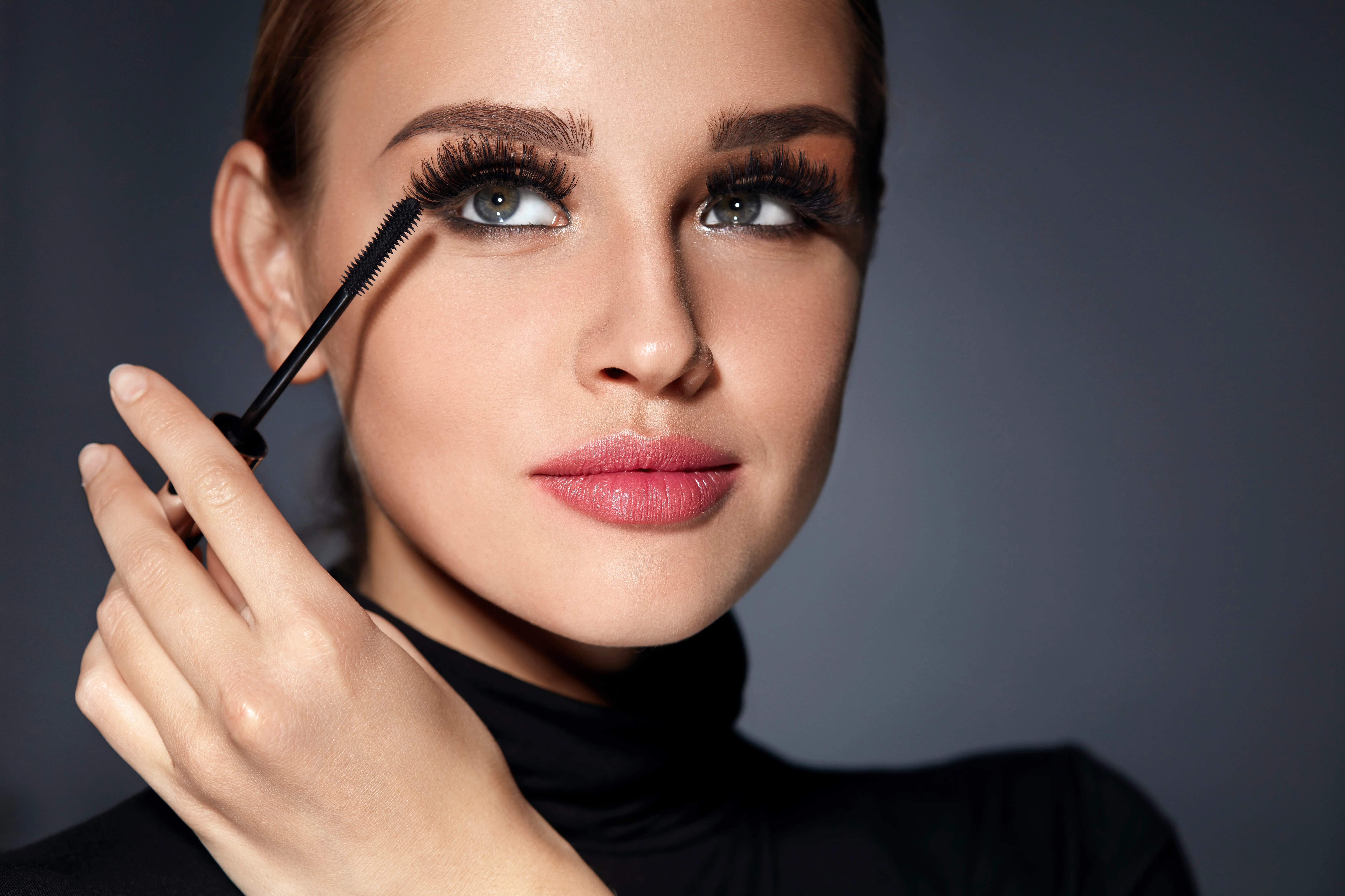 فتاة تضع المسكار ورموشها طويلة