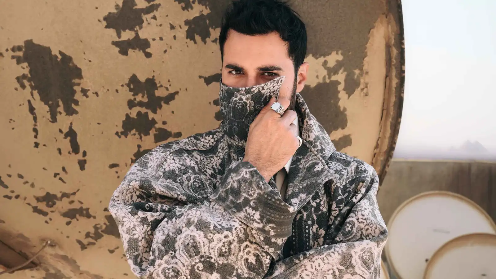 أحمد حاتم يخطف الأنظار بجلسة تصوير فوق أسطح القاهرة