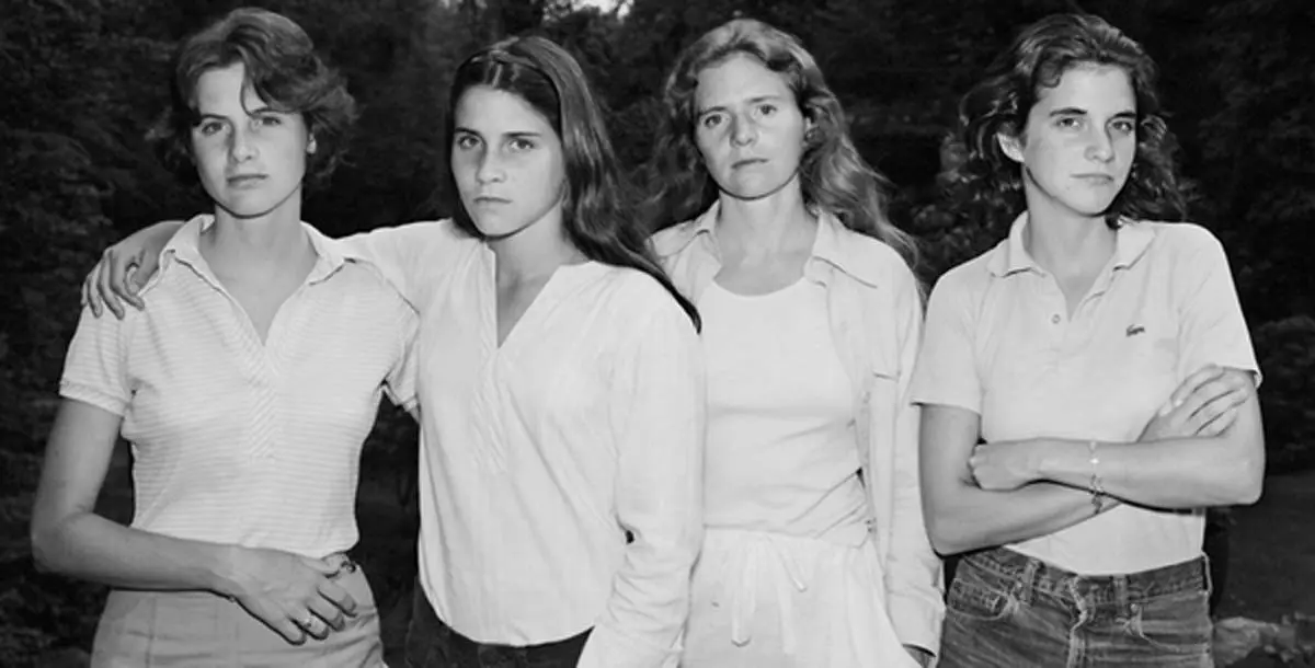 بالصور.. 4 أخوات يلتقطن نفس الصورة كل عام منذ 1975