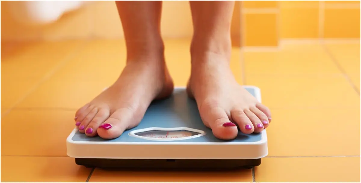 قياس الوزن يوميًا.. هل يحميكِ من ازدياده؟