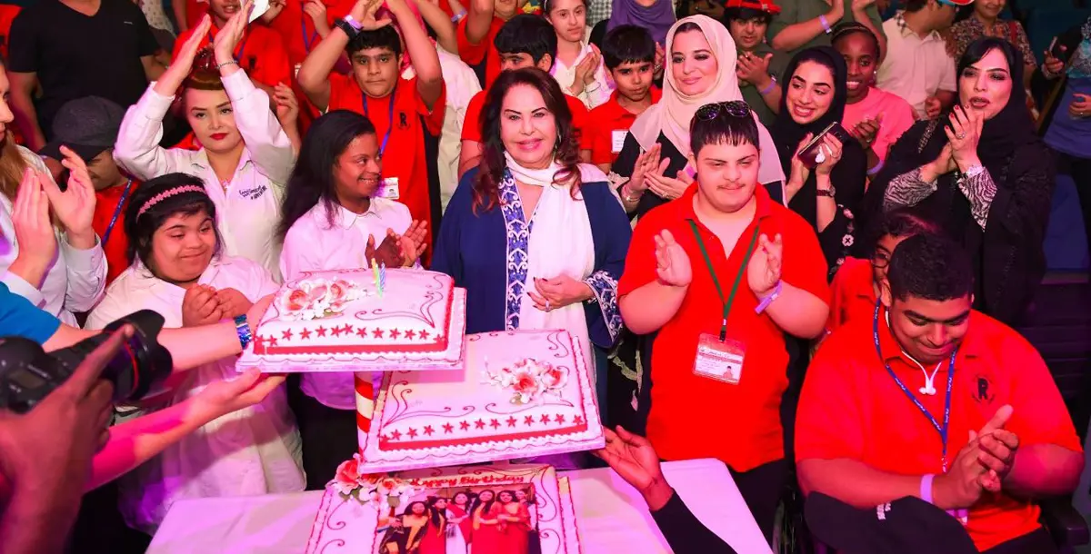 طلبة "مركز راشد" يحتفلون بعيد ميلاد سيدة الأعمال بدرية كلداري