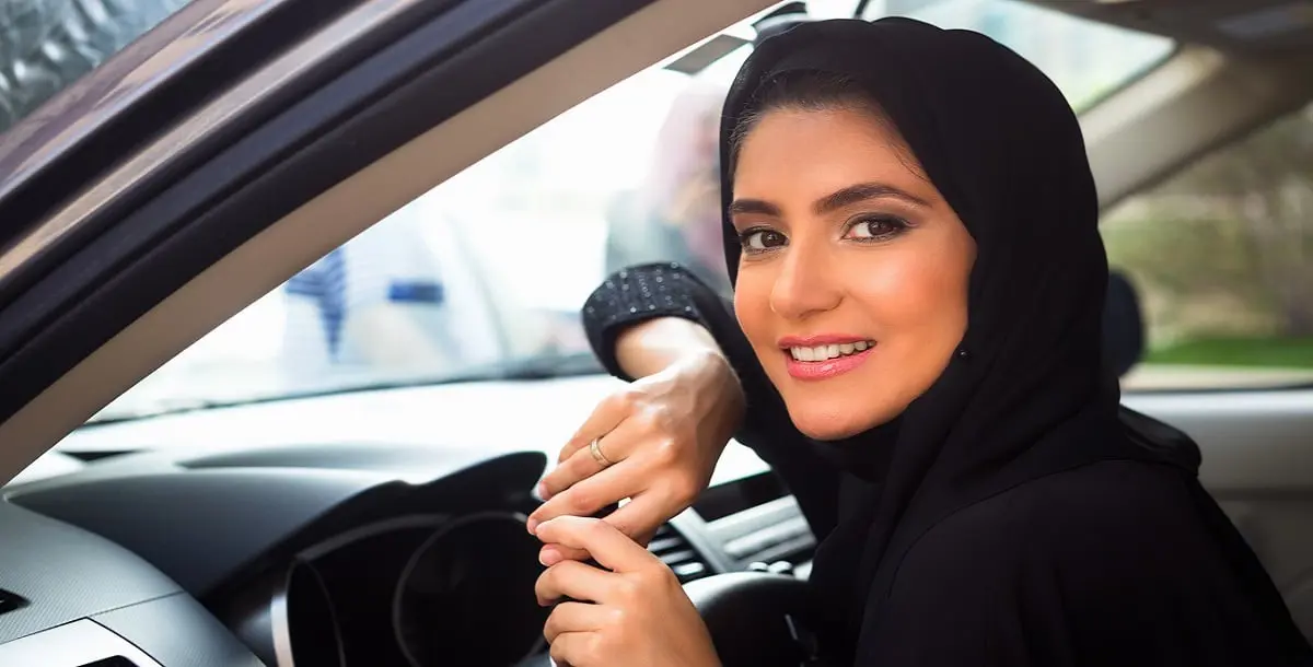 أول فتاة سعودية تعمل في محلات تأجير السيارات تثير إعجاب النشطاء 