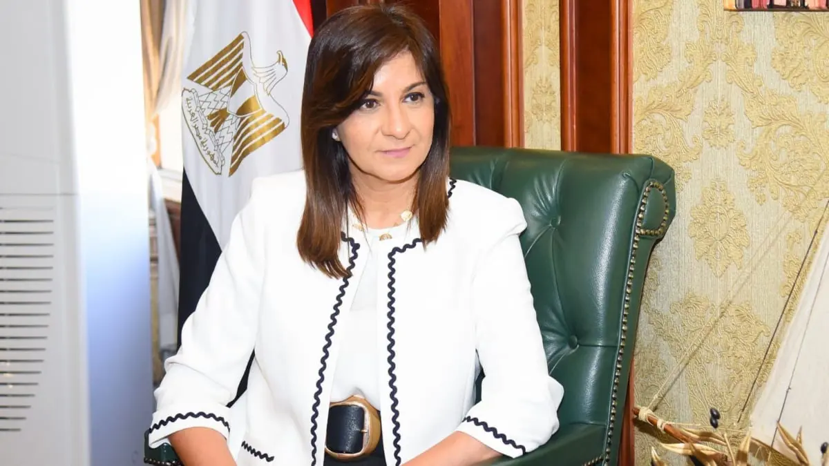 وزيرة مصرية تبكي خلال مؤتمر بعد أيام من ارتكاب ابنها جريمتي قتل بأمريكا