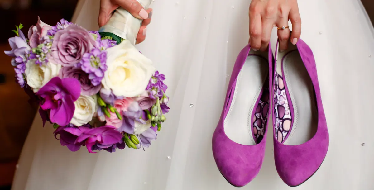 من الأحذية الملوّنة إلى الفساتين الميتاليك.. عرائس يخرجن عن المألوف يوم زفافهنّ!