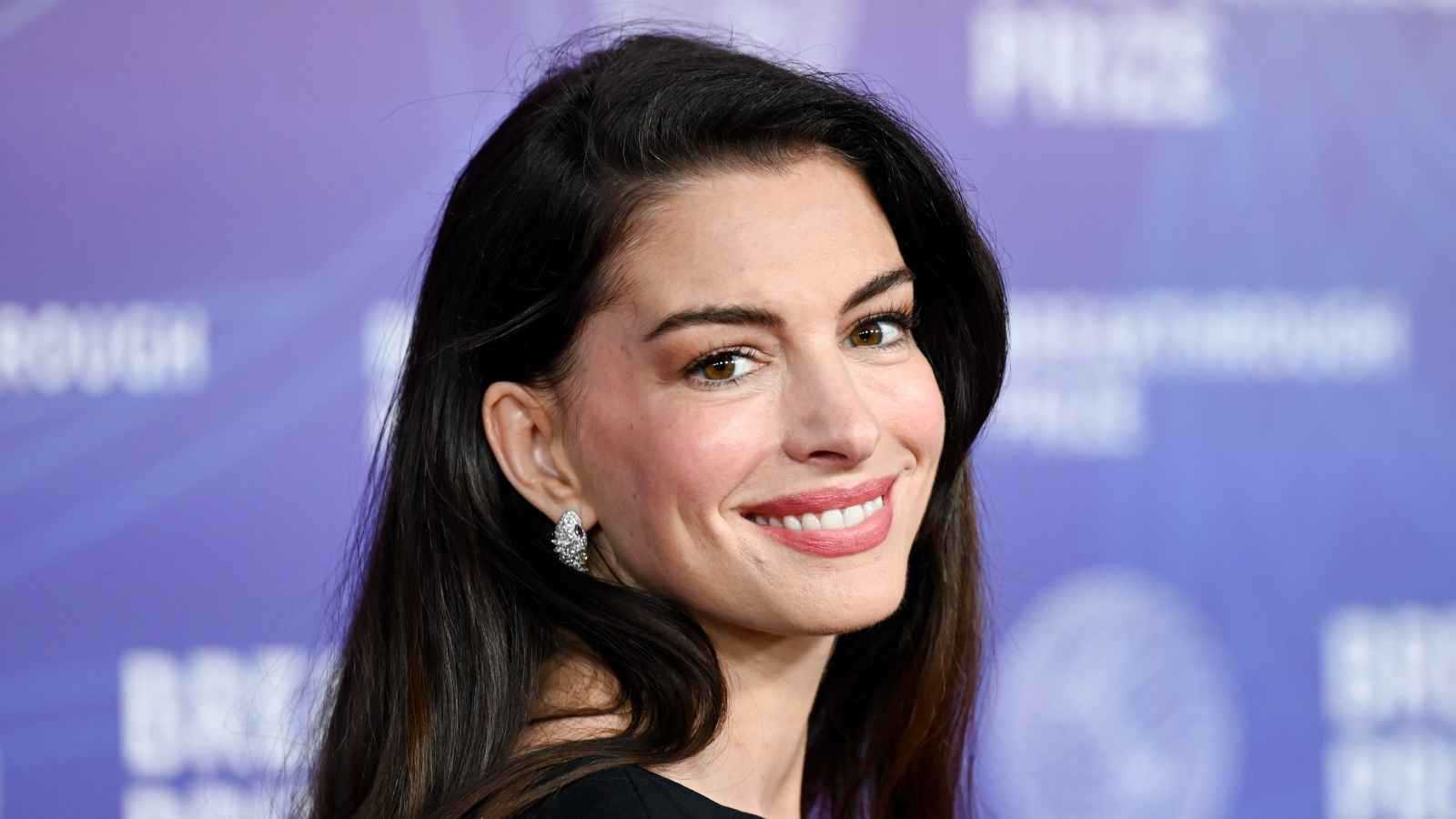 آن هاثاواي تستخدم كلمة عربية وتثير تفاعلاً واسعاً 