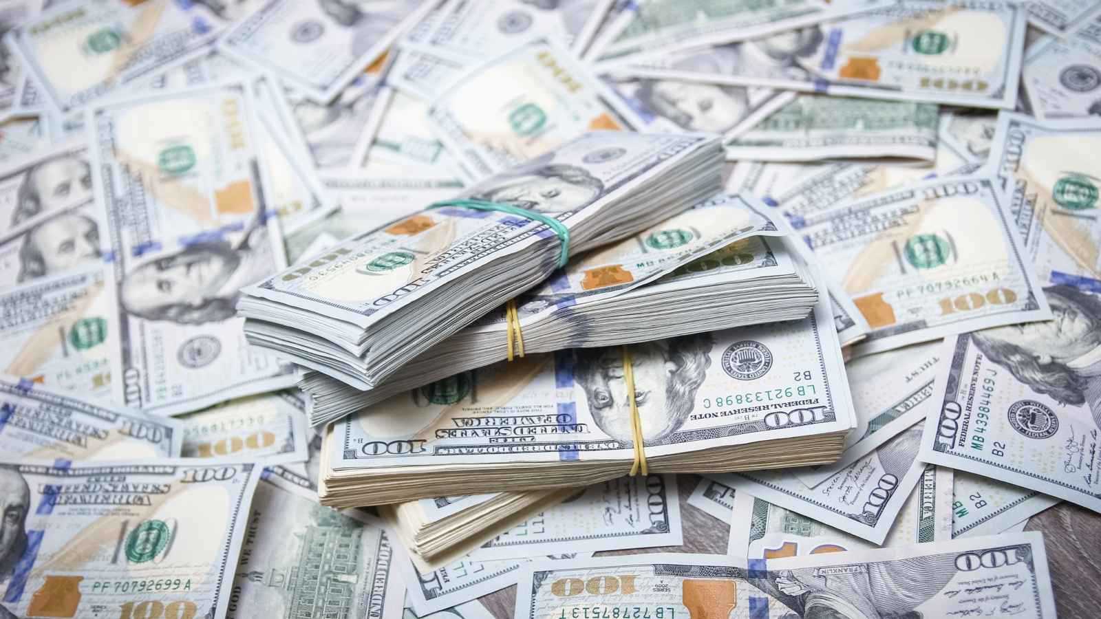 غرباء يكافئون سائق توصيل بمبلغ ضخم بسبب تصرف لطيف