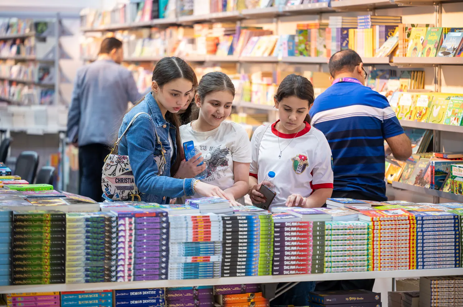 أطفال يتفحصون الكتب خلال المهرجان