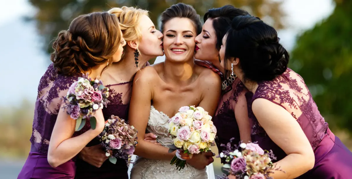 تعرّفي على أبرز صيحات فساتين صديقات العروس لعام 2019