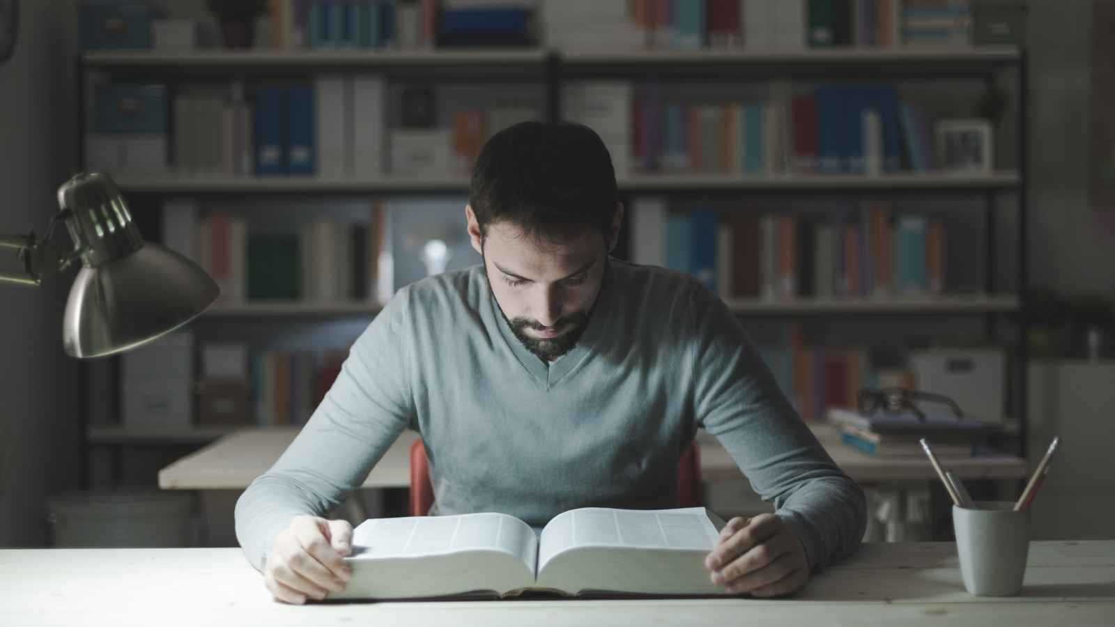 تفسير حلم الجلوس في مكتبة بالليل.. هدوء أم ضغوط؟