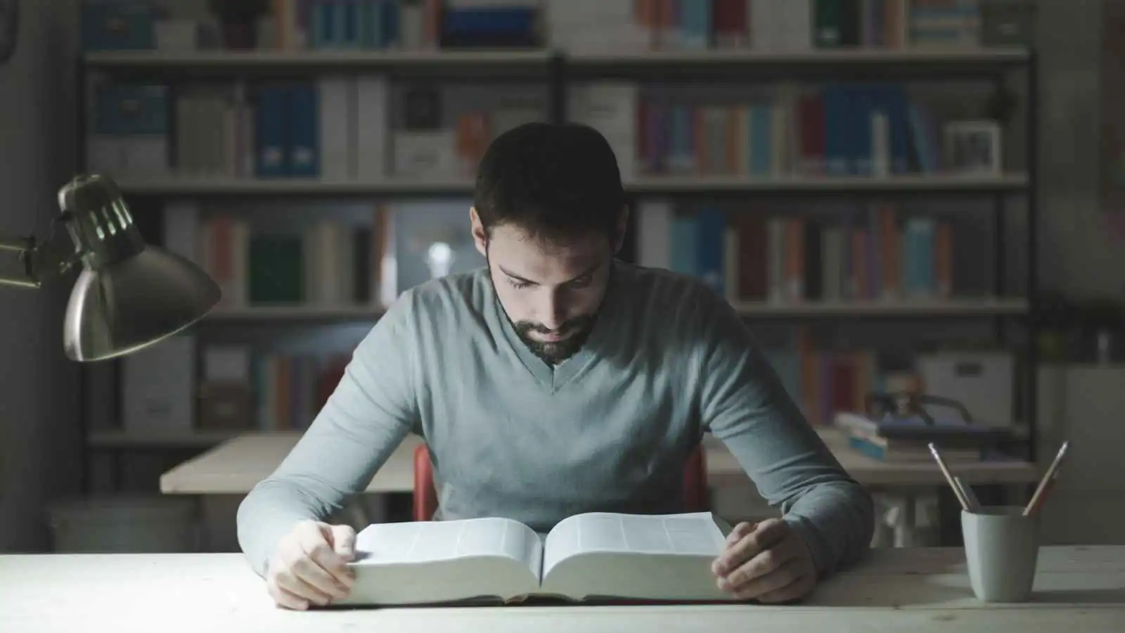 تفسير حلم الجلوس في مكتبة بالليل.. هدوء أم ضغوط؟