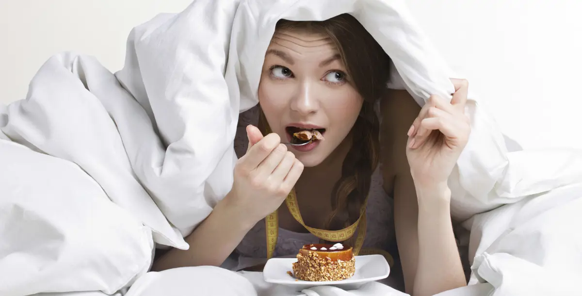 تناول الطعام قبل النوم  يؤذي جسمكِ ويزيد وزنه