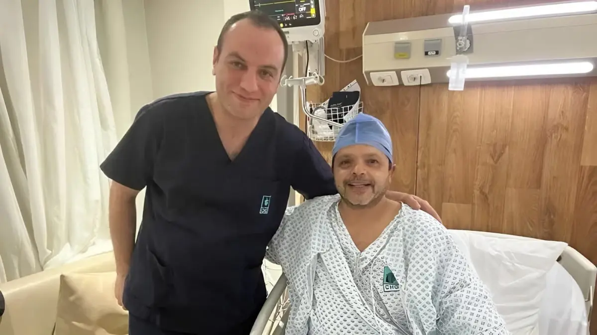 محمد هنيدي يوضح قصة صورته بالمستشفى (فيديو)