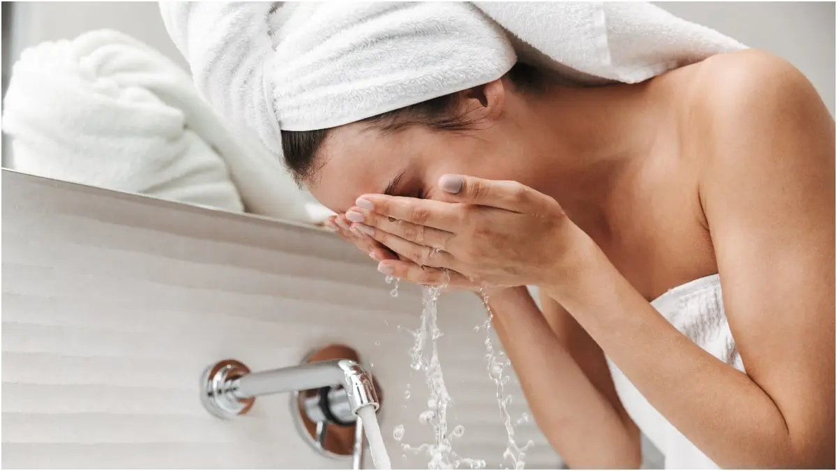 كيف تغسلين وجهك بطريقة تعزز نضارة بشرتك؟