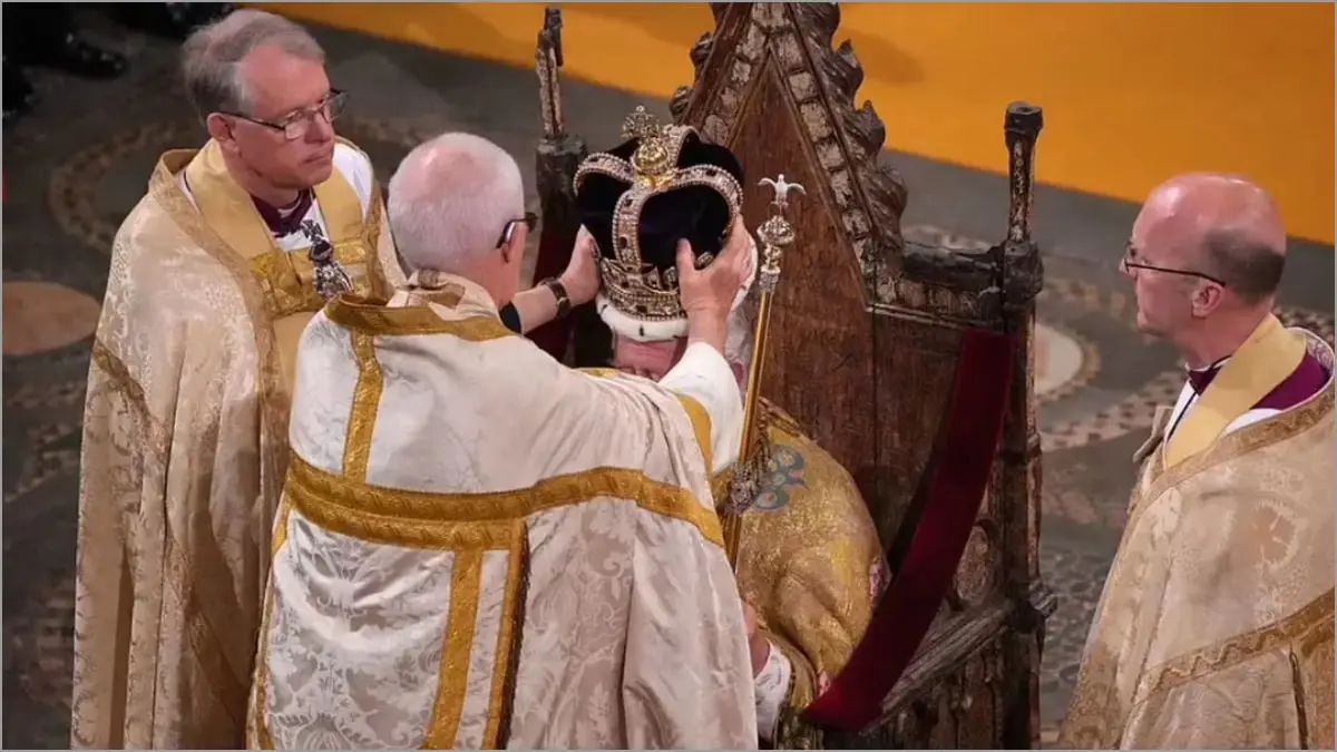 لحظة وضع التاج على رأس تشارلز خلال تتويجه ملكا لـ بريطانيا