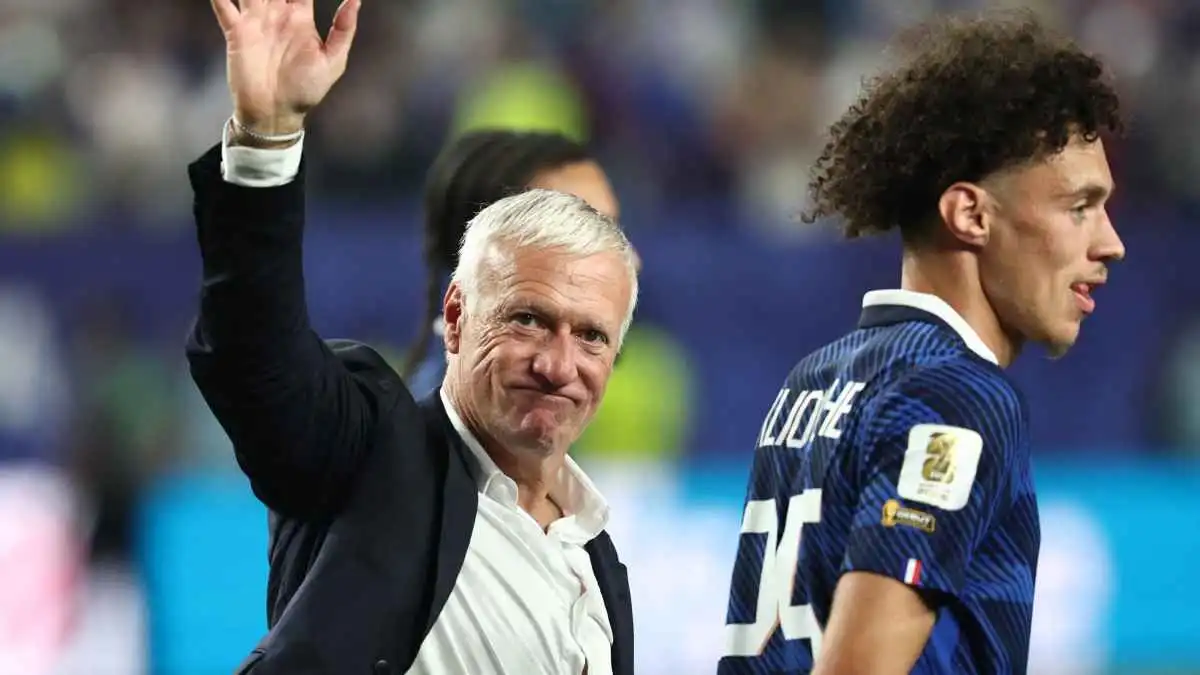 مدرب منتخب فرنسا يغادر كأس العالم لسبب مؤلم