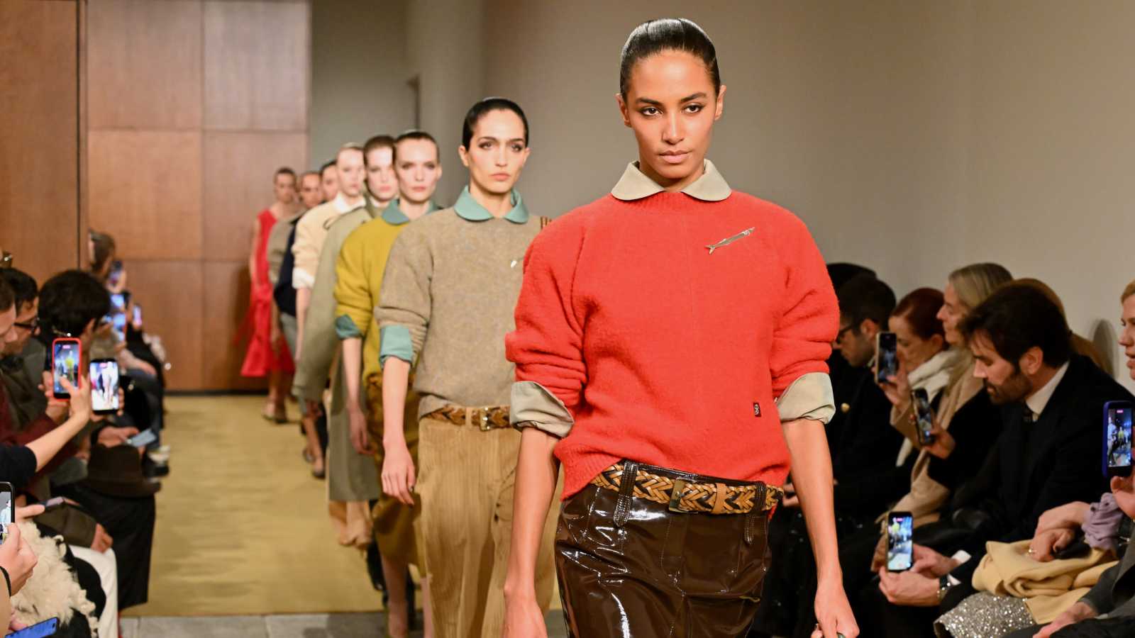 أناقة عملية بروح عصرية من Tory Burch في أسبوع نيويورك