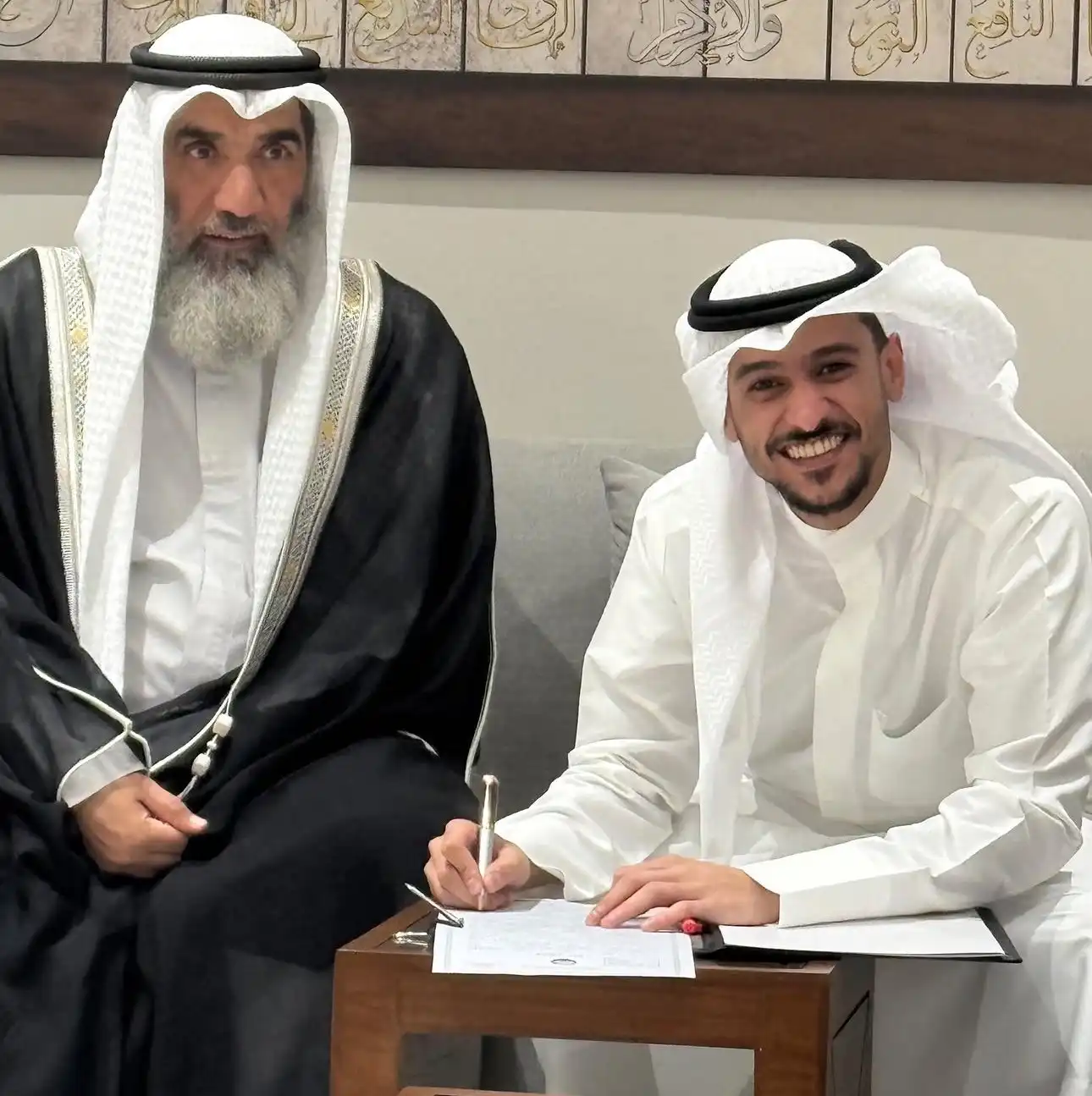 هل تزوج عايض يوسف؟ صور متداولة تشعل التكهنات