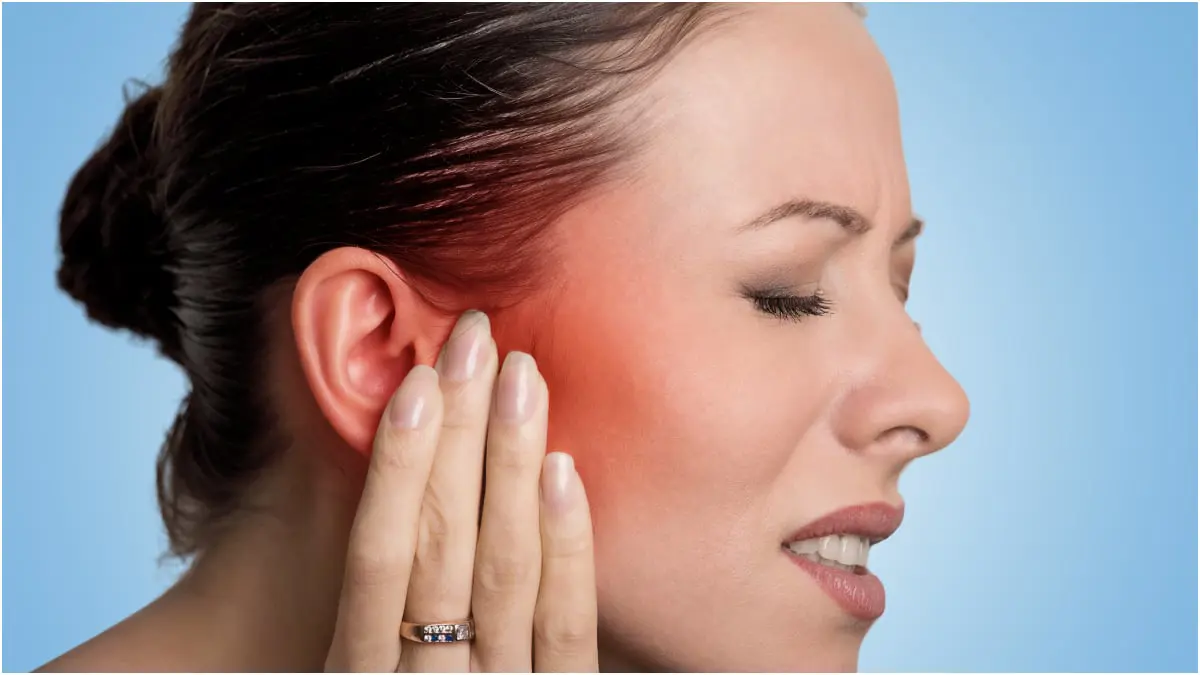 لِمَ تشعرين بألم في أذنيك عند البلع.. وما العلاج؟