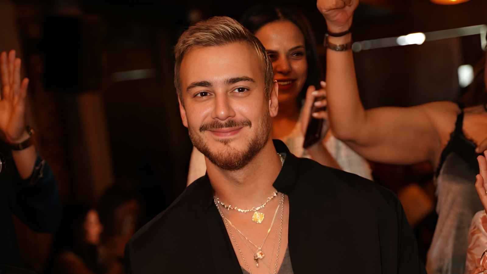 نجوم يوقعون كليباتهم برؤاهم الفنية الخاصة