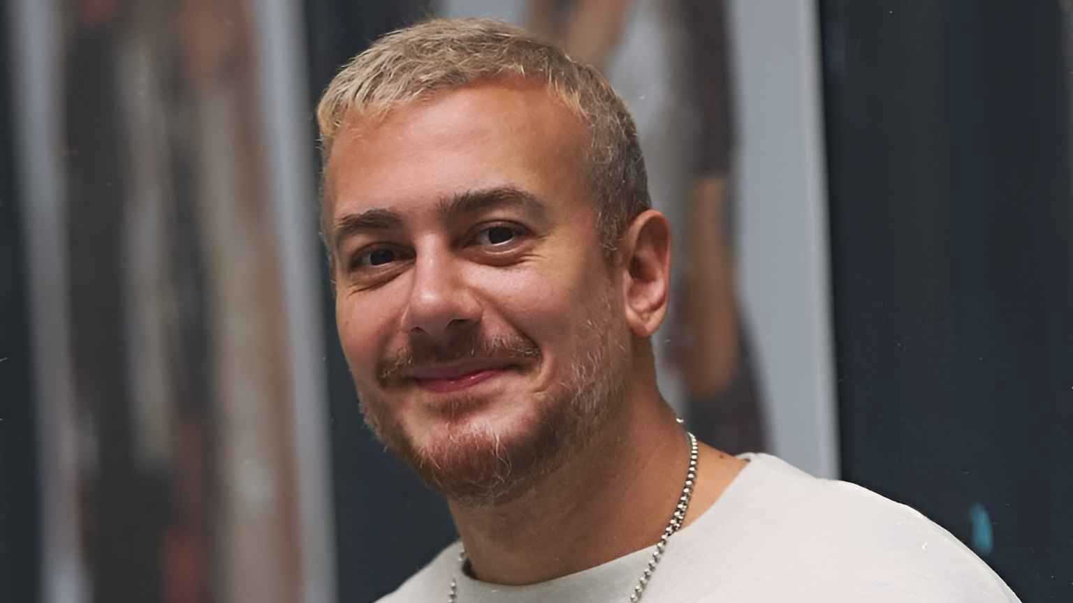 أشعل النجم المغربي سعد لمجرد منصات التواصل الاجتماعي خلال الساعات الماضية بعد طرح الفيديو الترويجي لأحدث أعماله الغنائية "بزاف"، في تعاون عربي هندي يجمعه بالمغنية الهندية نيها ككار وبمشاركة الممثلة شهنار جيل 