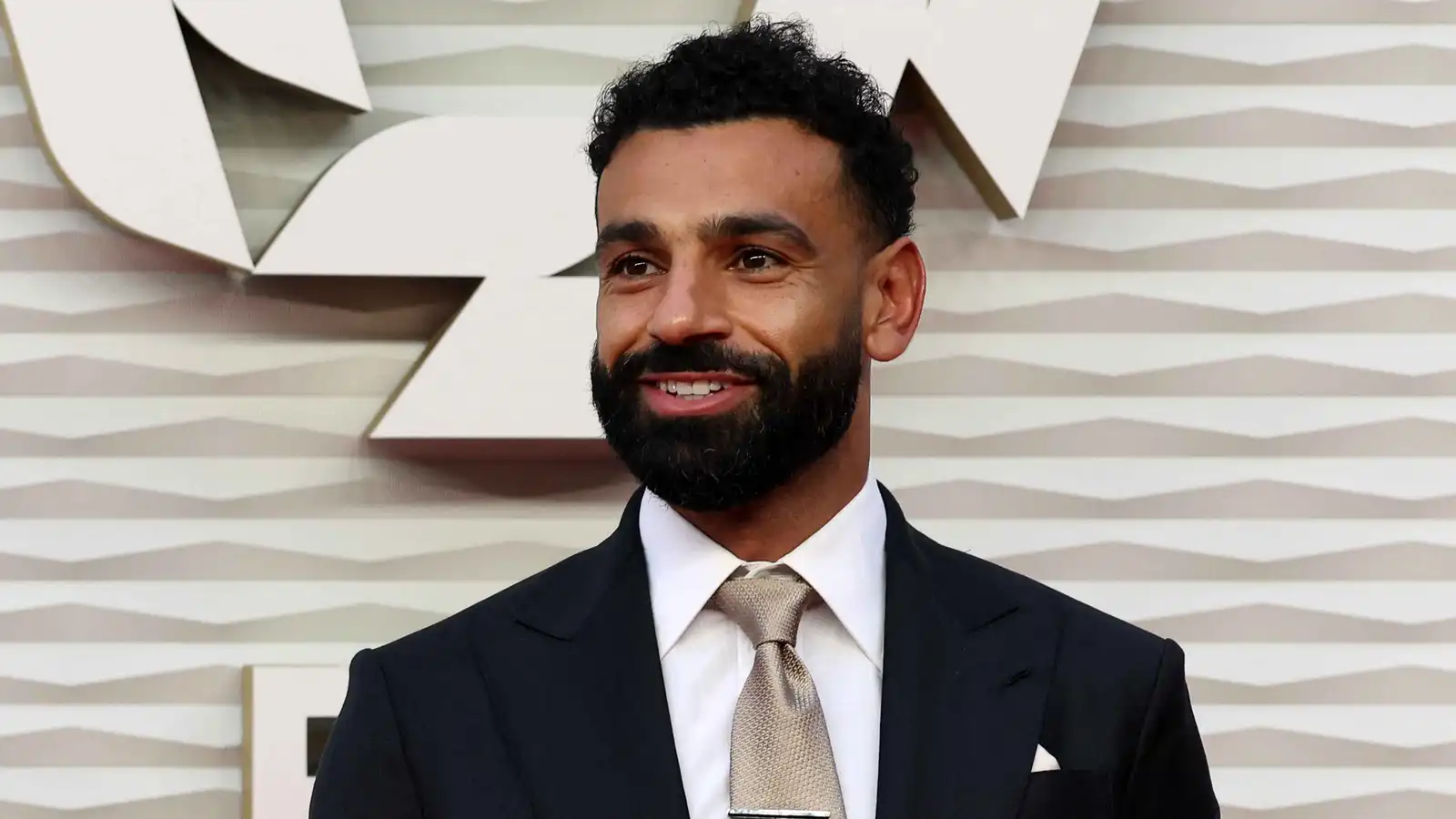 رامي جمال يهدي محمد صلاح أغنية بعد انتقاله إلى طرابزون سبور