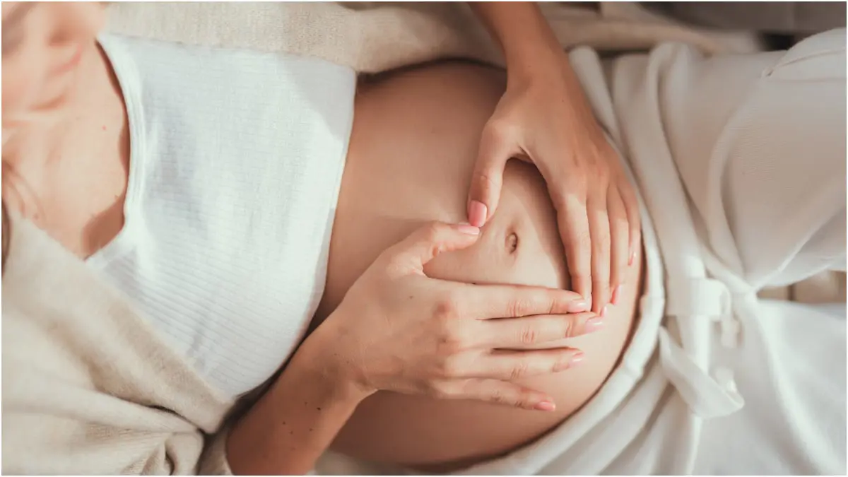 بروز سرة البطن أثناء الحمل قد يدل على هذا الخطر