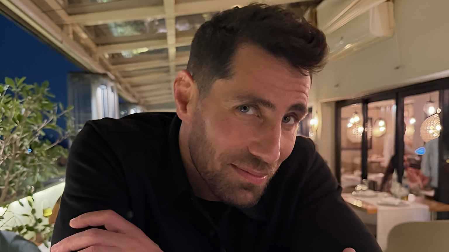 عزيز مرقة يفاجئ جمهور القاهرة بالغناء والعزف بالشارع 