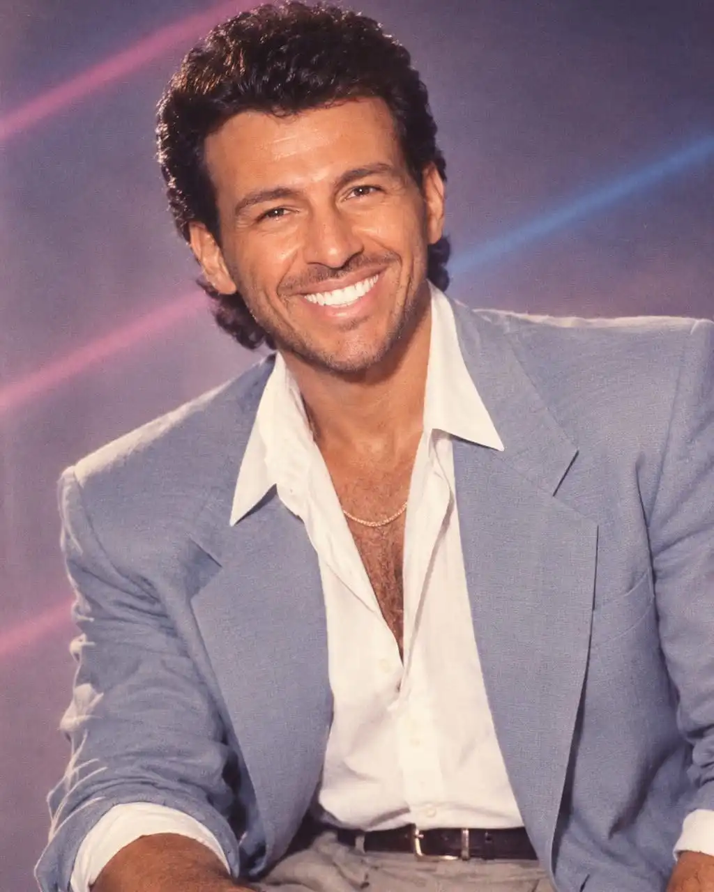 رامي رضوان يشارك في ترند صورتك في الثمانينات