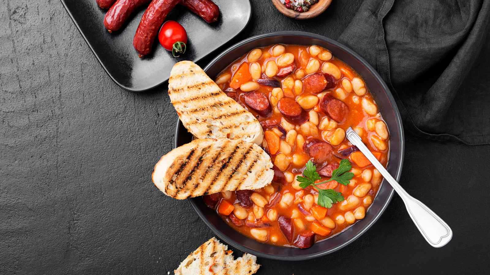 حساء الفاصوليا مع النقانق والخضروات.. وصفة دافئة للخريف