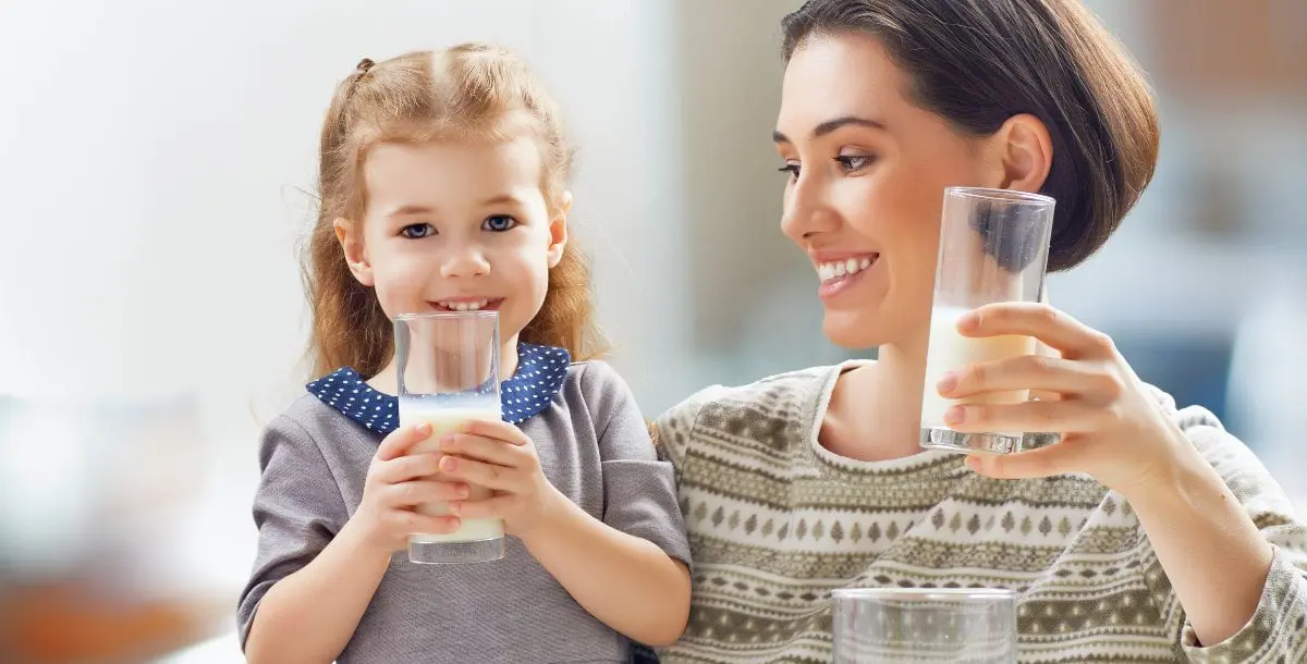 أيّهما الأفضل صحيًا لطفلكِ... شرب الحليب صباحًا أم مساءً؟