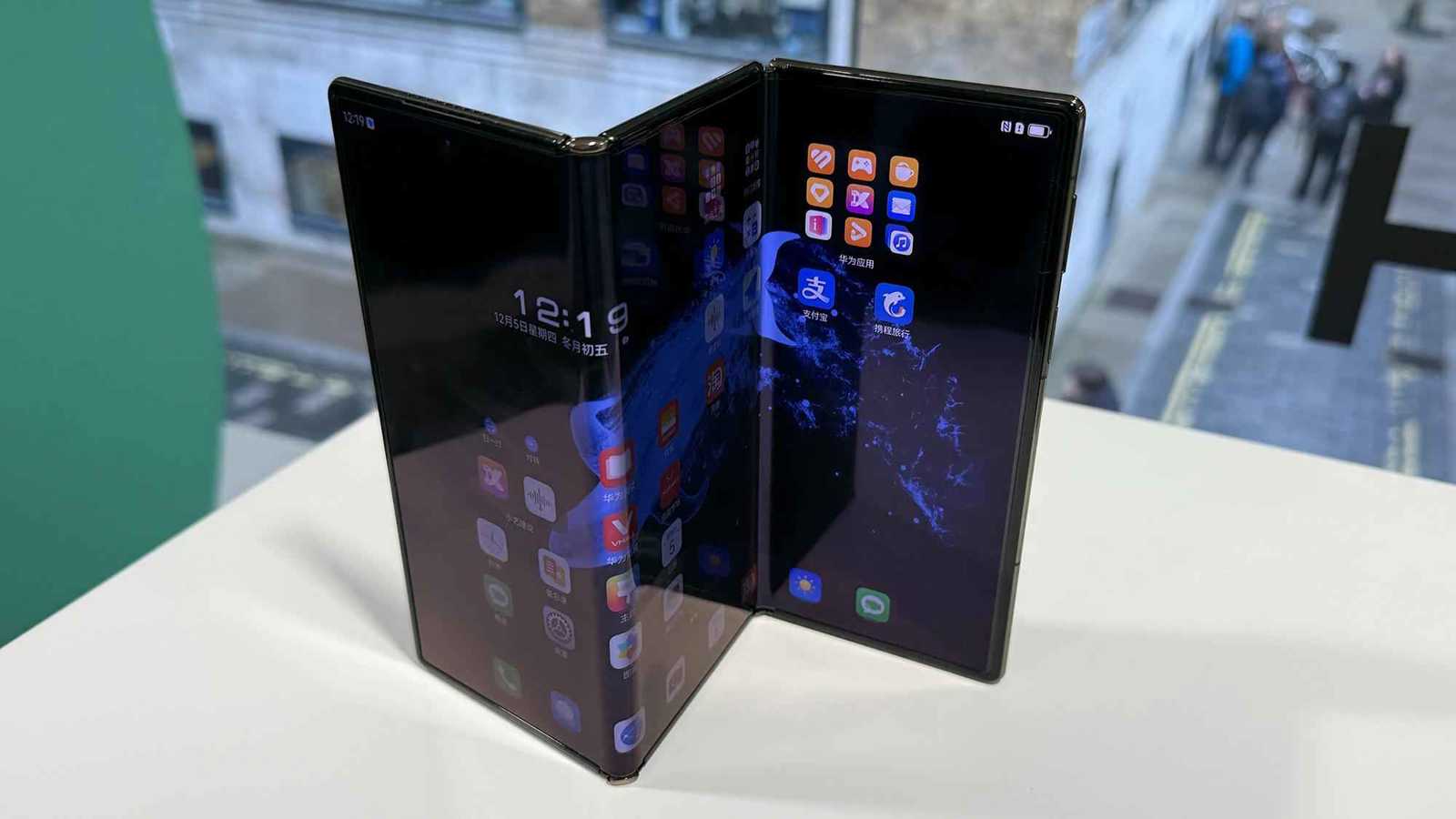 نظرة أولى على هاتف سامسونغ ثلاثي الطي Galaxy Z Tri-Fold