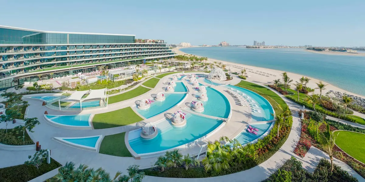 فندق دبليو دبي النخلة إطلالةٌ خلابةٌ على المياه المتلألئة وإقامةٌ فاخرةٌ